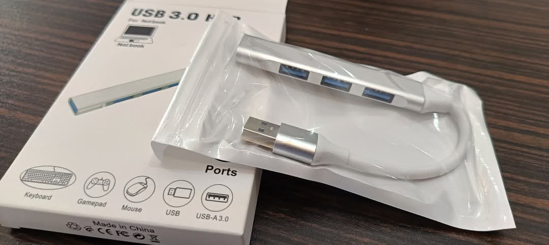Hub USB 3.0 4-en-1 – Connectez Clavier, Souris, Manette et Plus Encore !